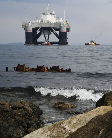 Швартовка платформы космодрома "Морской старт" у пирса СРЗ в Славянке