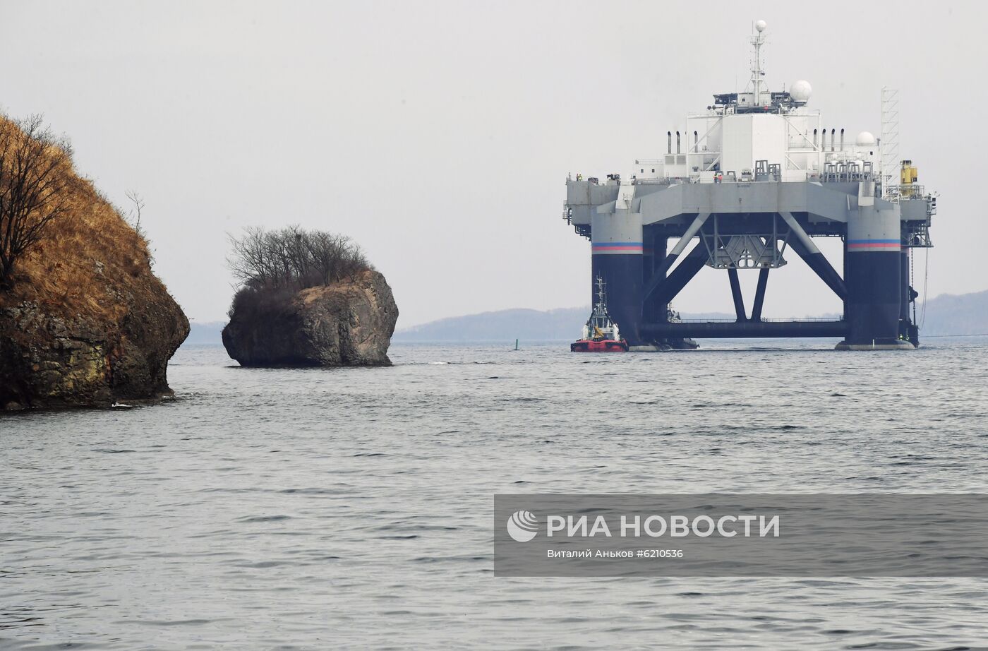 Швартовка платформы космодрома "Морской старт" у пирса СРЗ в Славянке