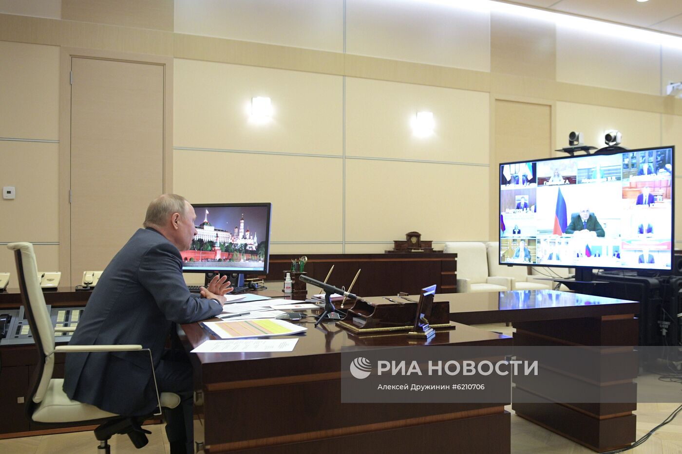 Президент РФ В. Путин провел совещание с членами правительства РФ