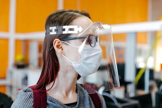 Производство лицевых экранов для индивидуальной защиты глаз, дыхательных путей и лица
