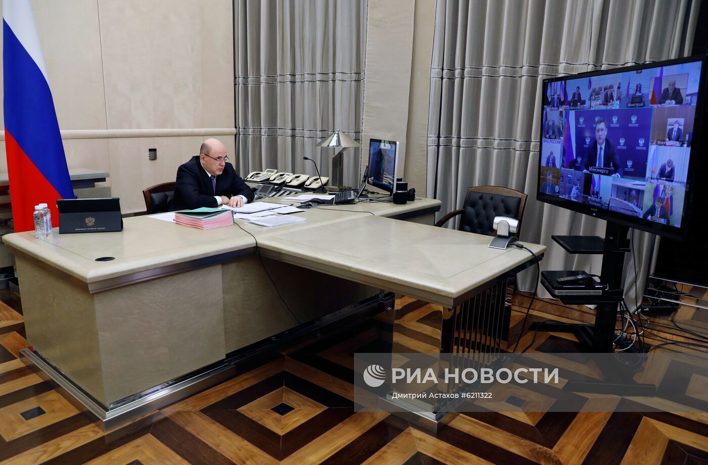 Премьер-министр РФ М. Мишустин провел заседание правительства РФ в режиме видеоконференции