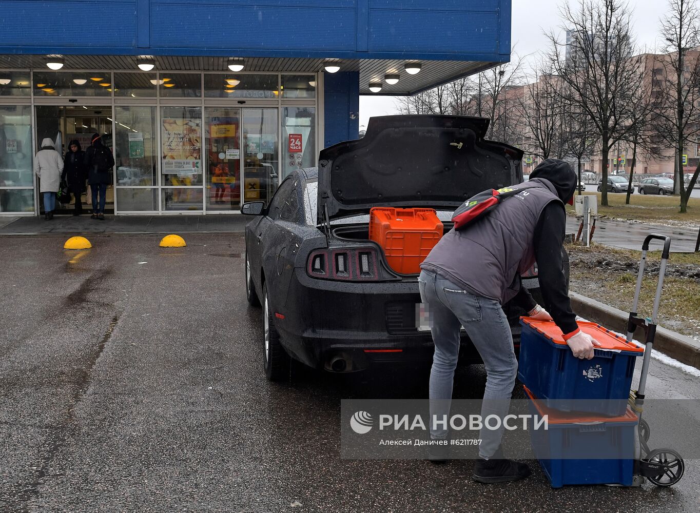 Работа службы доставки продуктов во время коронавируса