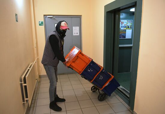 Работа службы доставки продуктов во время коронавируса