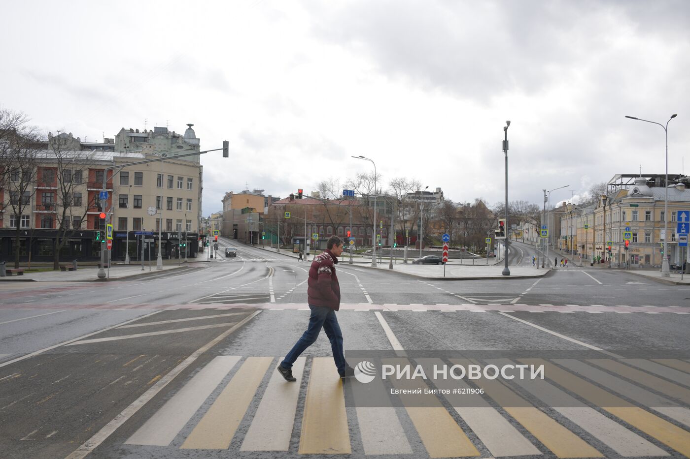 Пересечение Гоголевского бульвара и Саймоновского проезда в Москве. С 30 марта введен обязательный режим домашней самоизоляции для москвичей всех возрастов. Место: Россия, Москва. Автор: Евгений Биятов/РИА Новости. Москва во время режима самоизоляции жителей