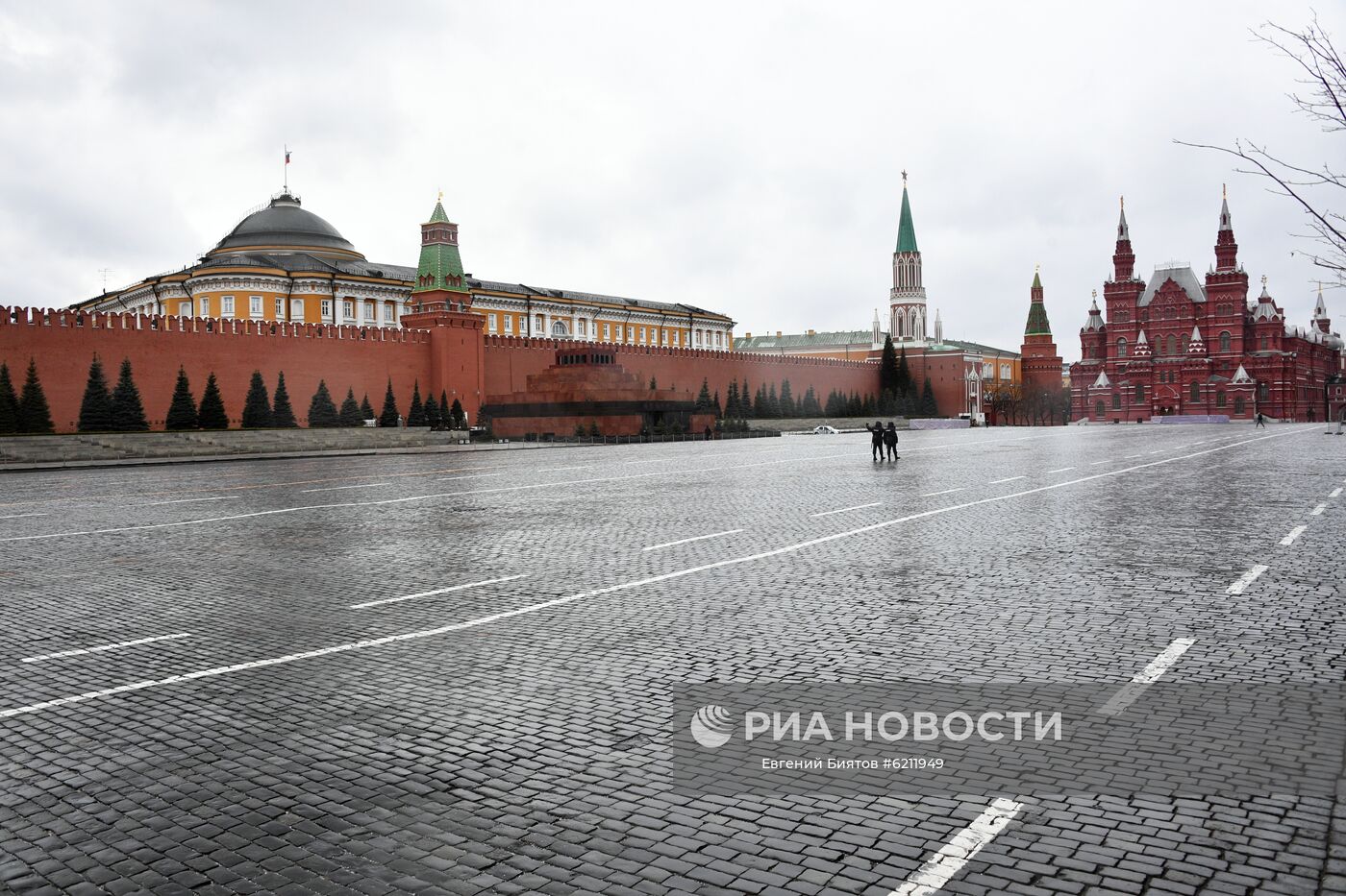 Красная площадь в Москве. С 30 марта введен обязательный режим домашней самоизоляции для москвичей всех возрастов. Место: Россия, Москва. Автор: Евгений Биятов/РИА Новости. Москва во время режима самоизоляции жителей