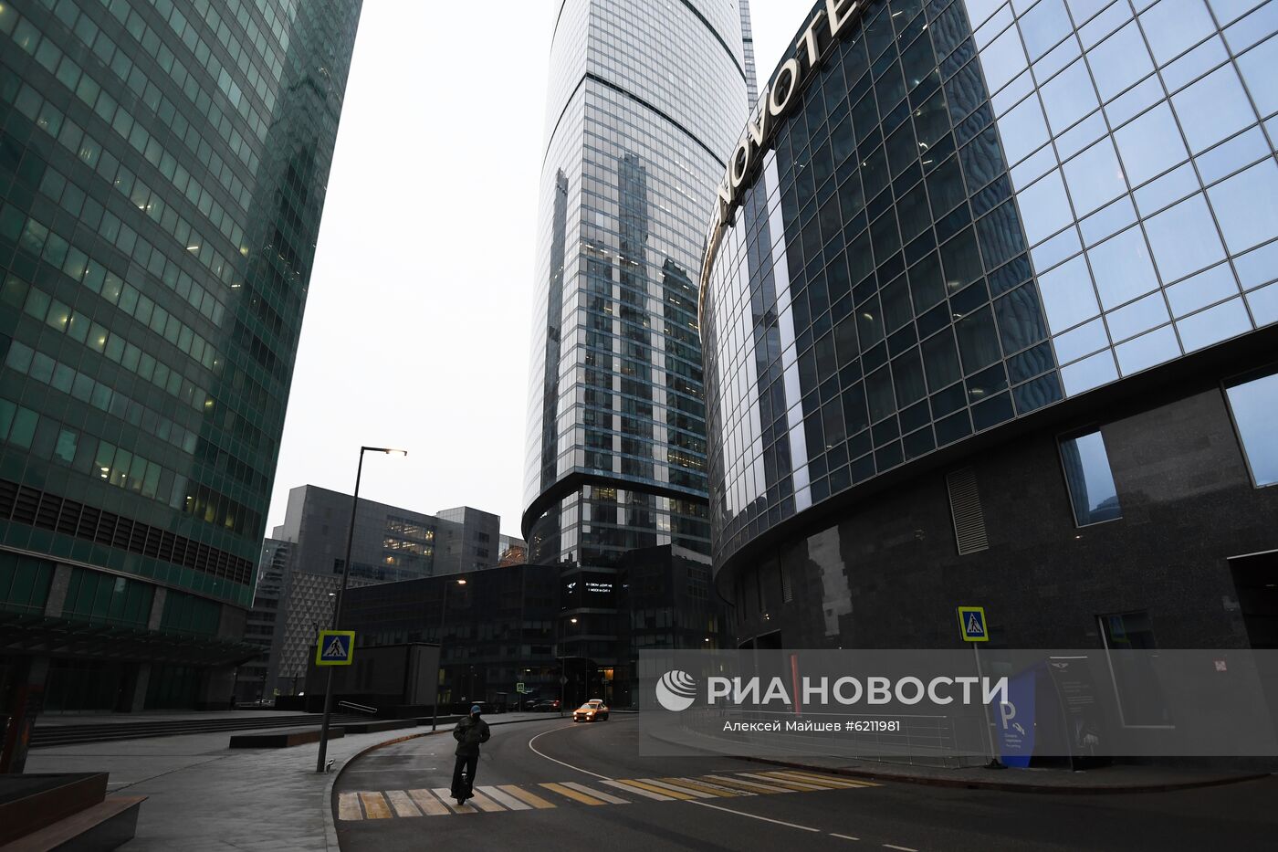 Территория Московского международного делового центра "Москва-Сити". С 30 марта введен обязательный режим домашней самоизоляции для москвичей всех возрастов. Место: Россия, Москва. Автор: Алексей Майшев/РИА Новости. Москва во время режима самоизоляции жителей