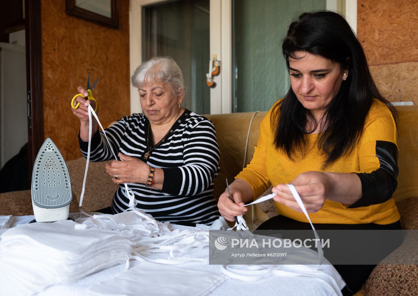 Семья из Сочи наладила производство медицинских масок прямо в своём доме
