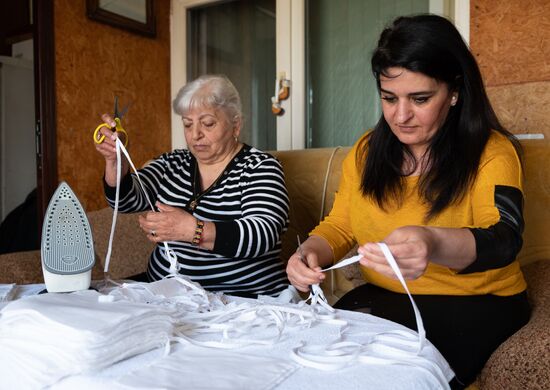 Семья из Сочи наладила производство медицинских масок прямо в своём доме