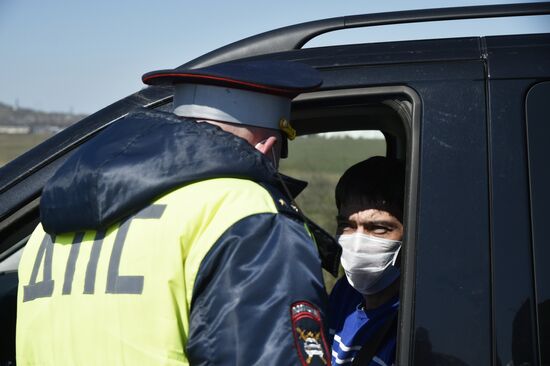 Блокпост из-за коронавируса на въезде в Севастополь