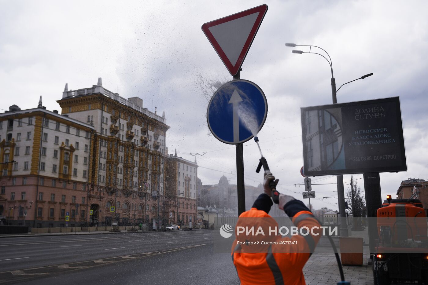 Мойка дорог и тротуаров в Москве