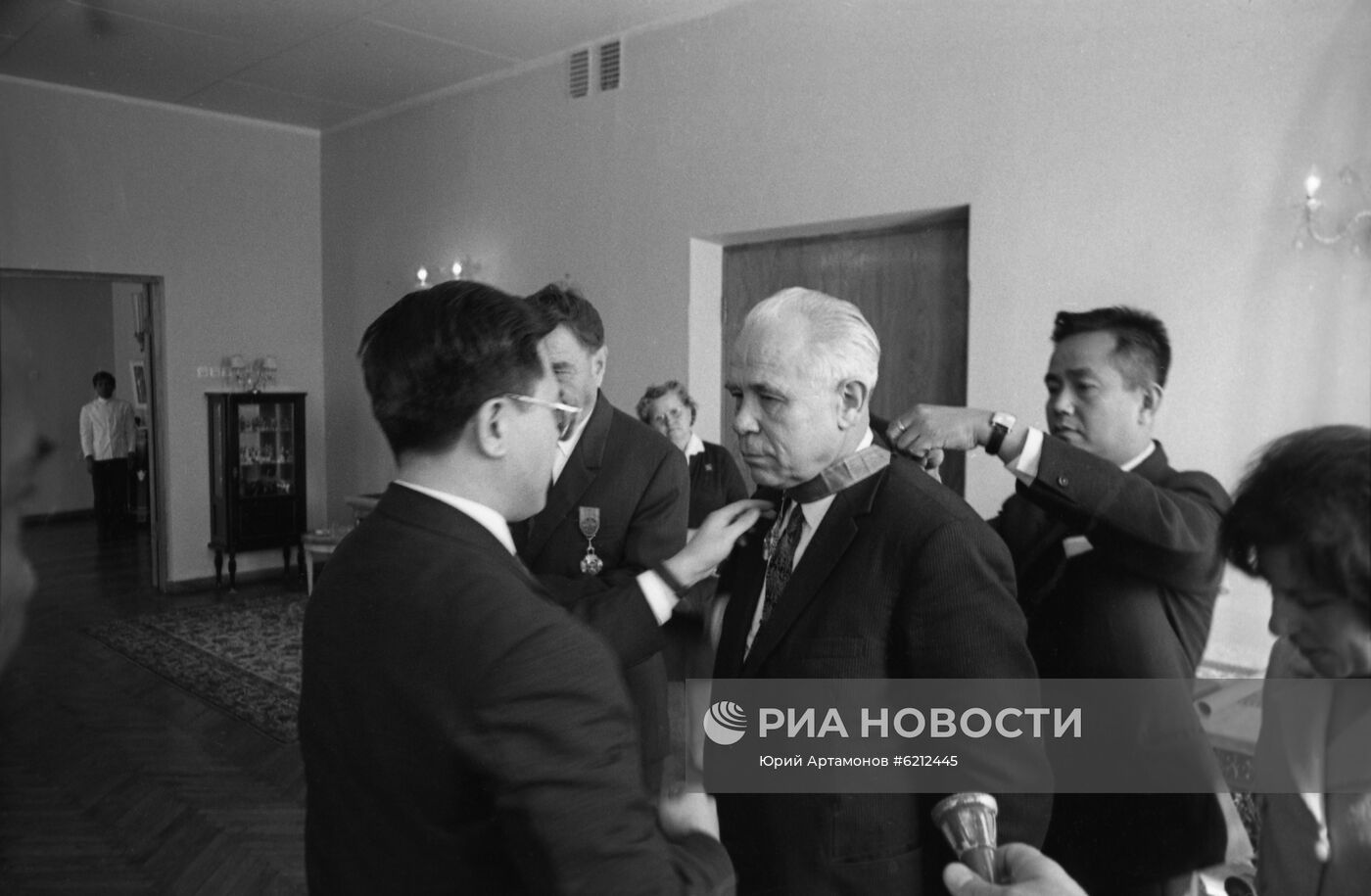 Награждение советских медиков государственными наградами Королевства Камбоджа