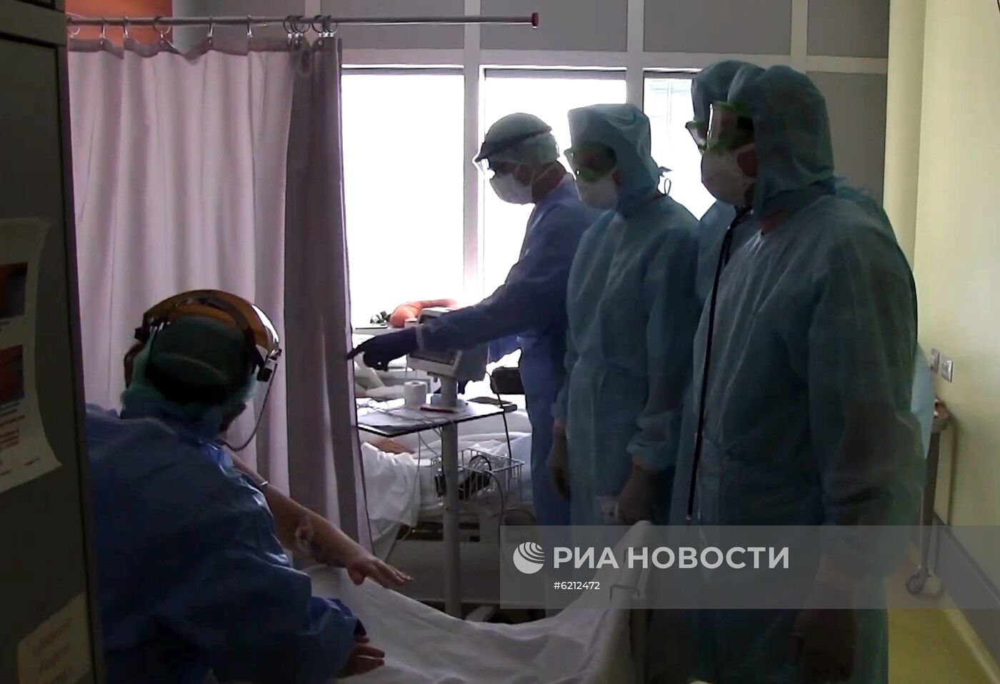 Подготовка врачей из РФ и Италии к приему пациентов в полевом госпитале в Бергамо
