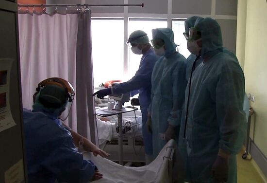 Подготовка врачей из РФ и Италии к приему пациентов в полевом госпитале в Бергамо