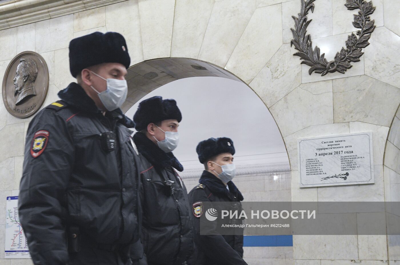 Открытие мемориальной доски в память о погибших при взрыве в метро Санкт-Петербурга