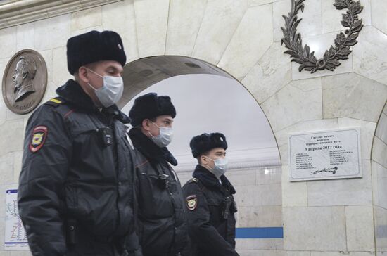 Открытие мемориальной доски в память о погибших при взрыве в метро Санкт-Петербурга