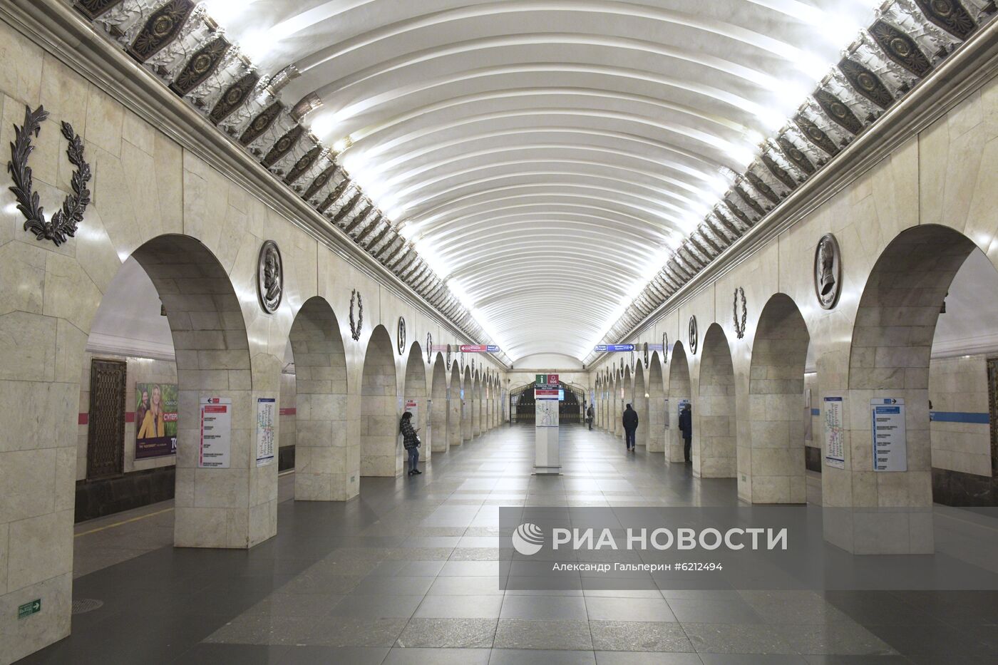 Открытие мемориальной доски в память о погибших при взрыве в метро Санкт-Петербурга