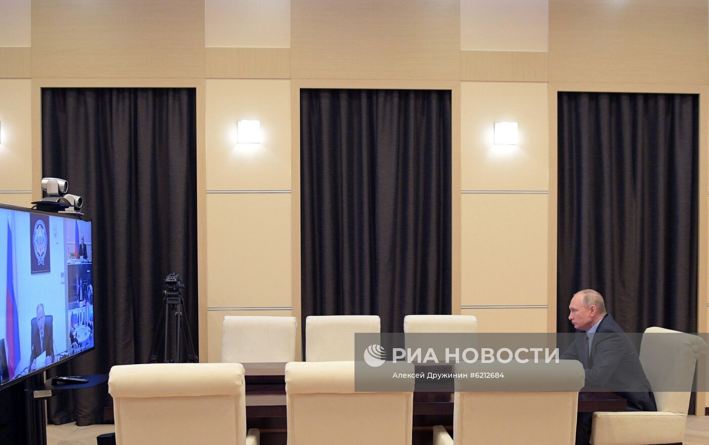 Президент РФ В. Путин провел заседание Совбеза РФ