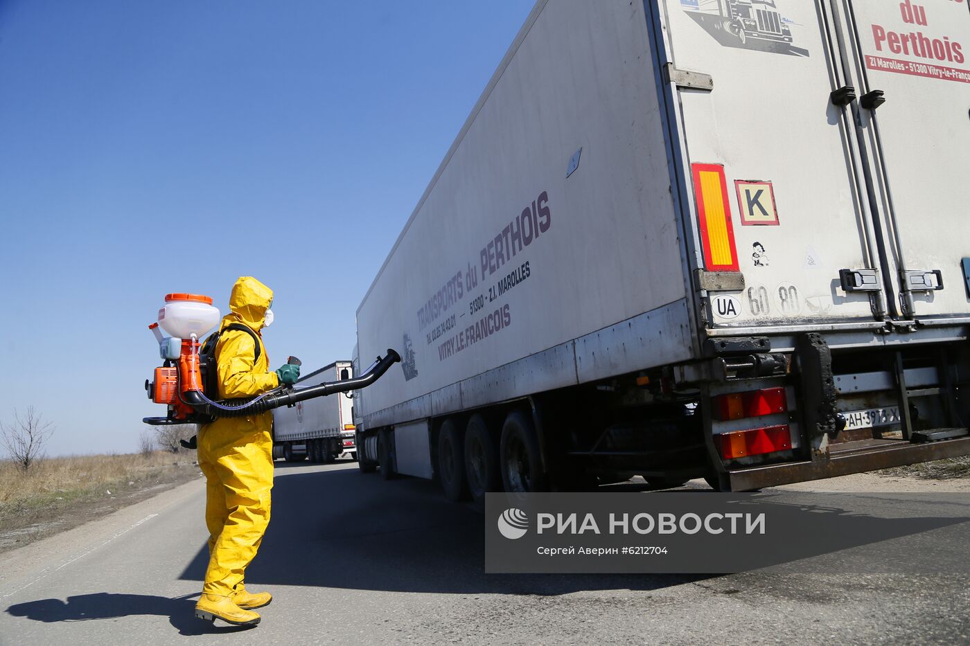 Встреча и дезинфекция гумконвоя от "Красного креста" в Донецке