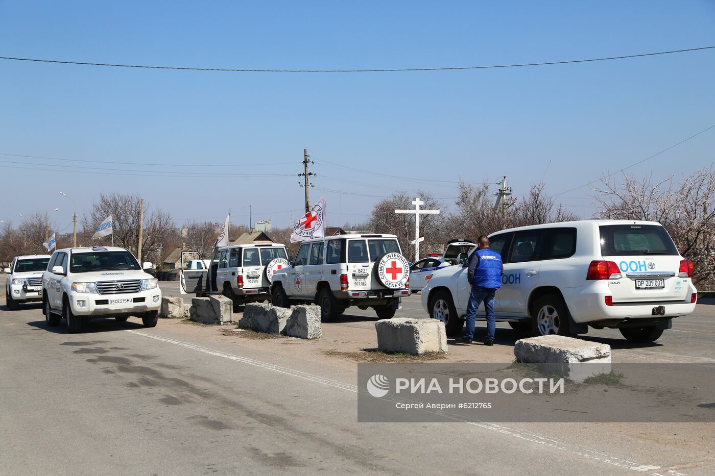 Встреча и дезинфекция гумконвоя от "Красного креста" в Донецке