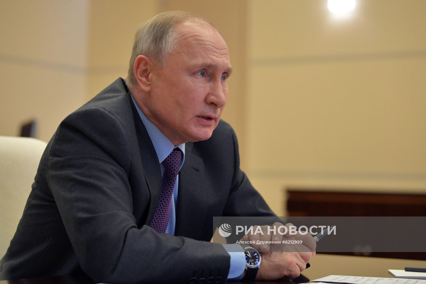 Президент РФ В. Путин провел совещание о ситуации на глобальных энергетических рынках в режиме  видеоконференции