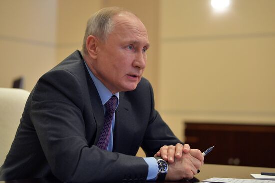 Президент РФ В. Путин провел совещание о ситуации на глобальных энергетических рынках в режиме  видеоконференции