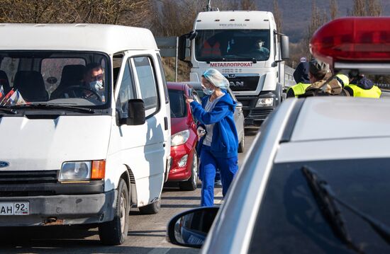 Блокпост из-за коронавируса на въезде в Севастополь