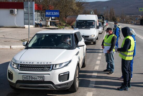 Блокпост из-за коронавируса на въезде в Севастополь