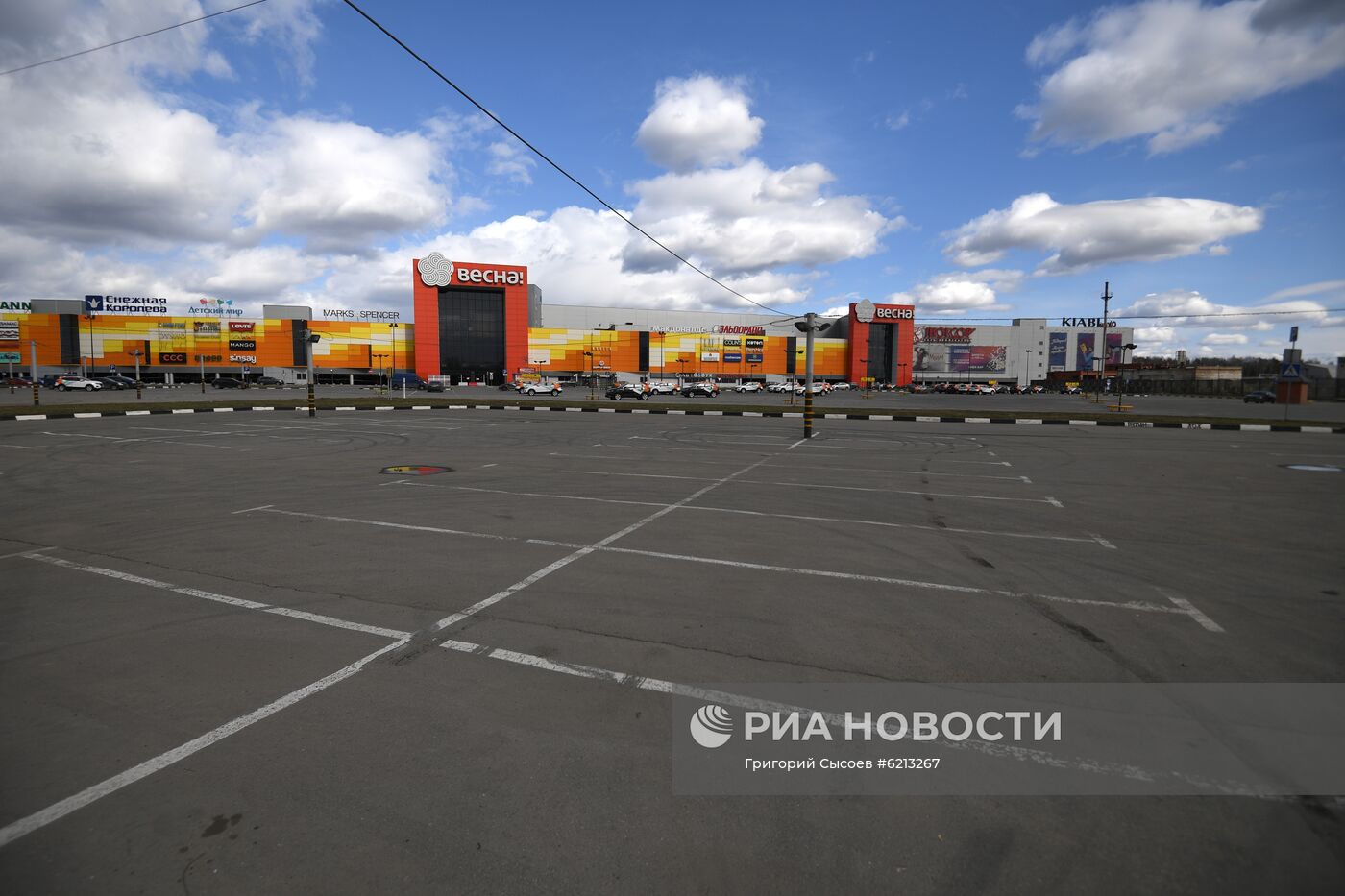 Опустевшие парковки у торговых центров 