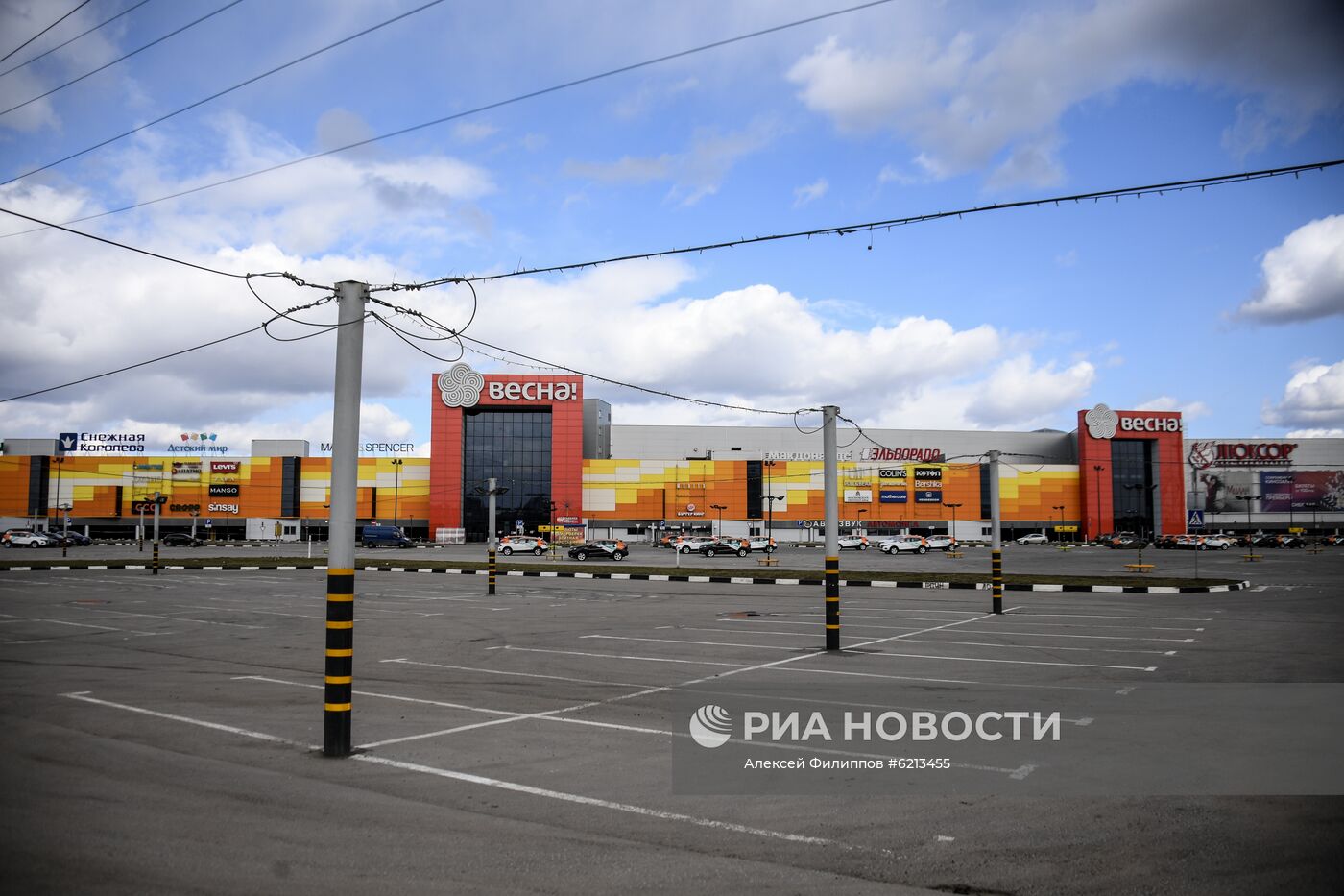 Опустевшие парковки у торговых центров