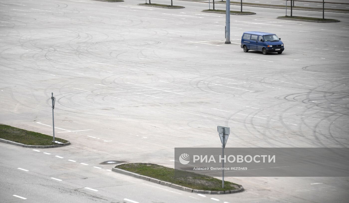 Опустевшие парковки у торговых центров 