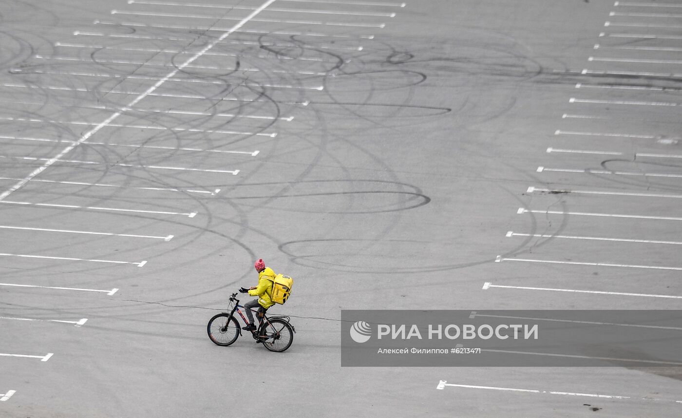 Опустевшие парковки у торговых центров