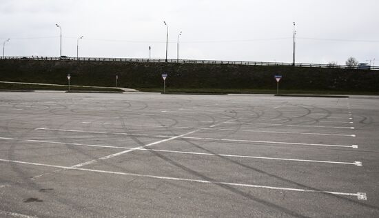 Опустевшие парковки у торговых центров 