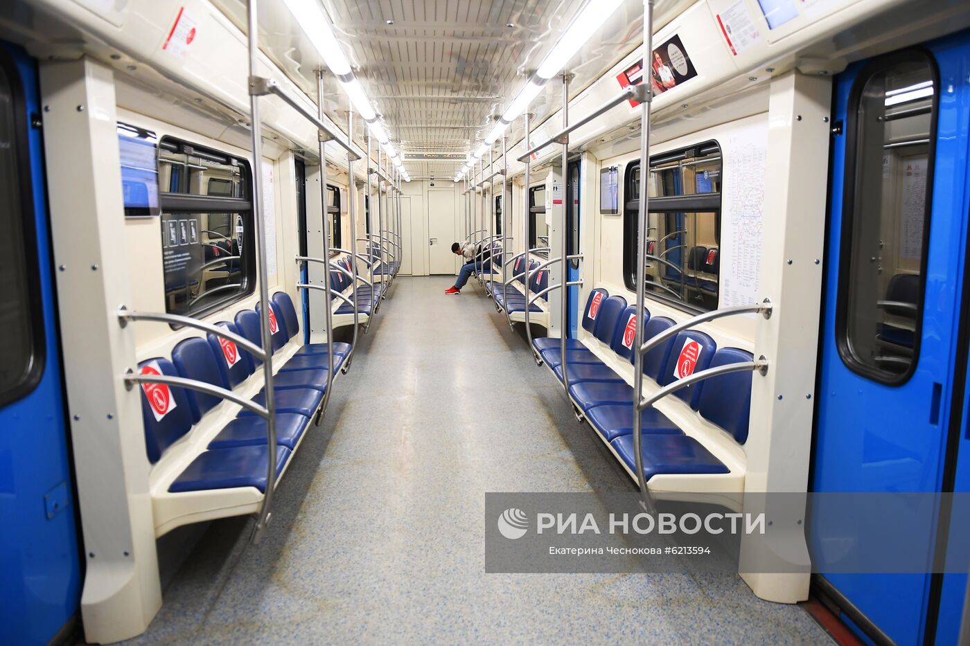 В вагонах метро появились стикеры с напоминанием о соблюдении дистанции
