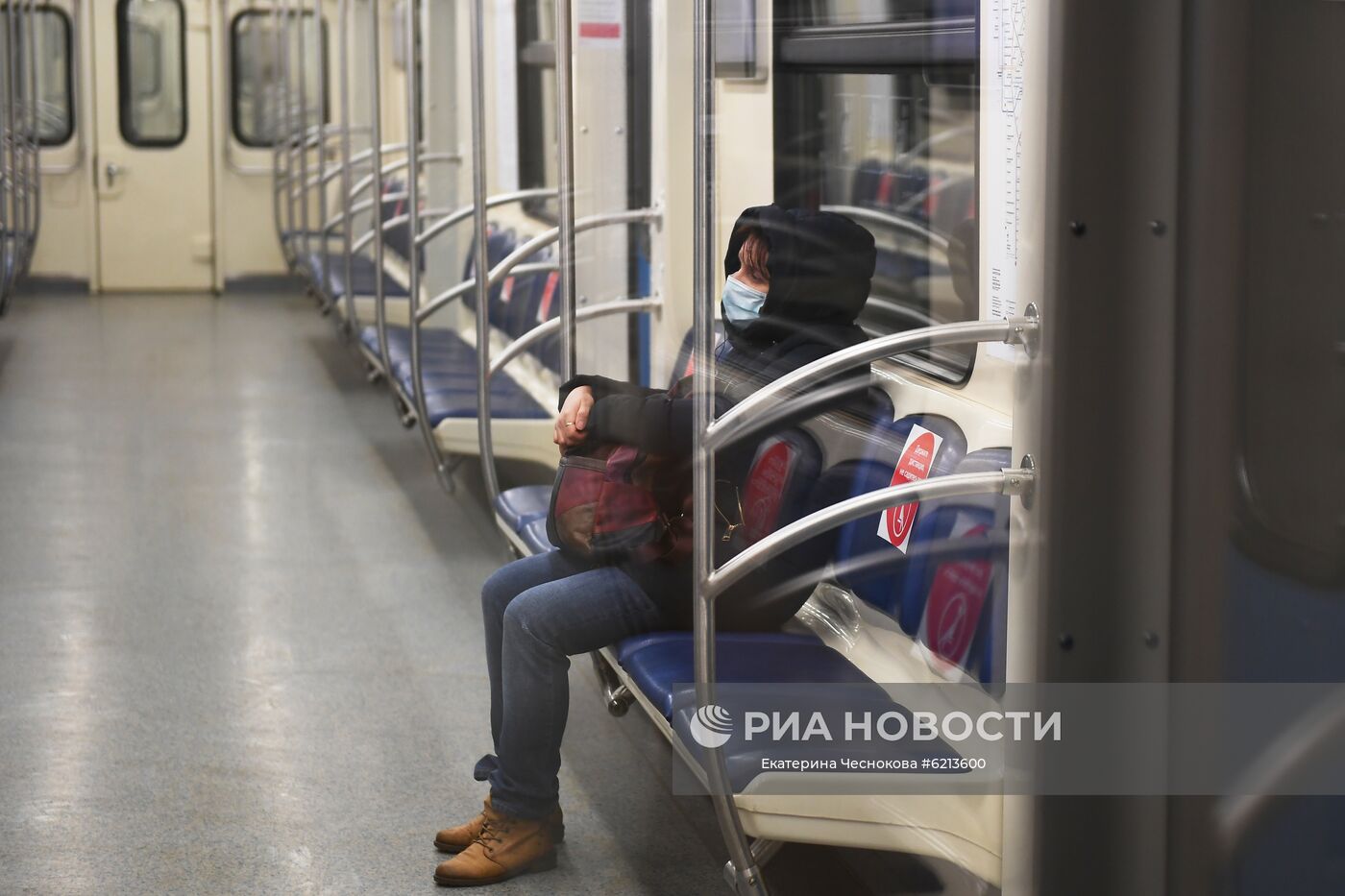 В вагонах метро появились стикеры с напоминанием о соблюдении дистанции