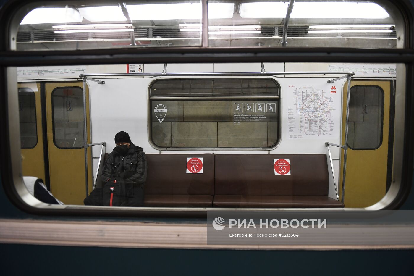 В вагонах метро появились стикеры с напоминанием о соблюдении дистанции