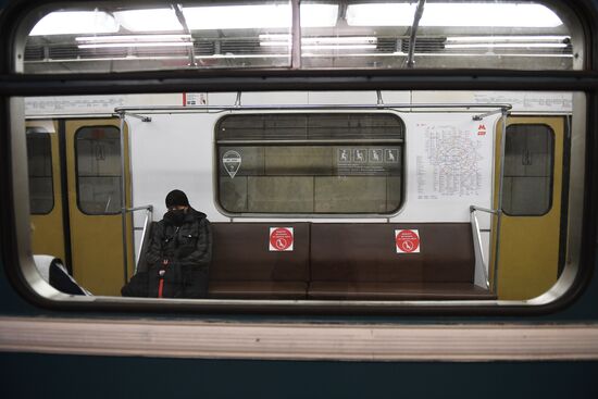 В вагонах метро появились стикеры с напоминанием о соблюдении дистанции