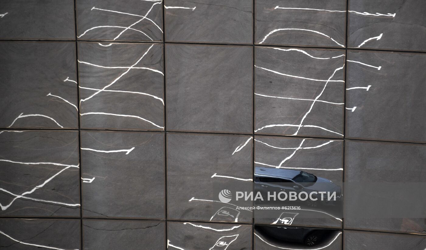 Опустевшие парковки у торговых центров 