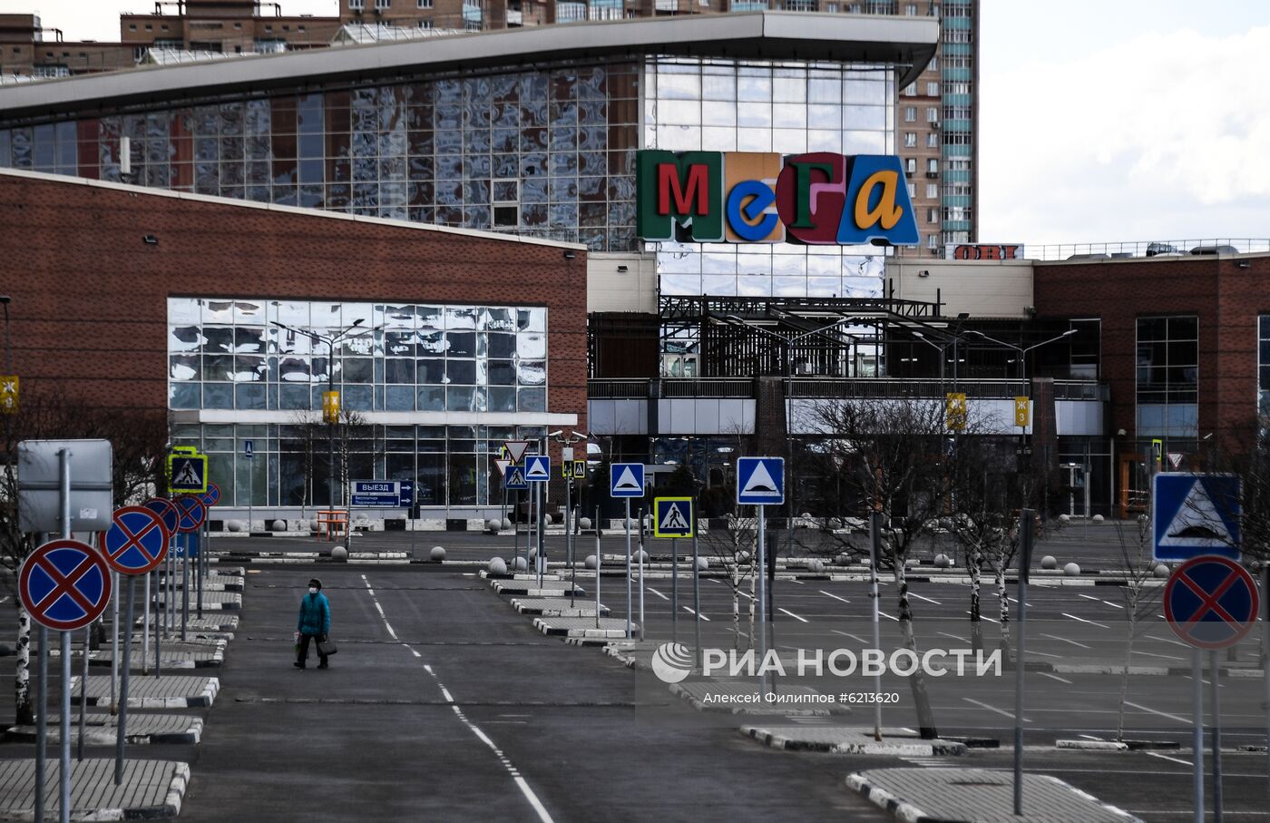 Опустевшие парковки у торговых центров 