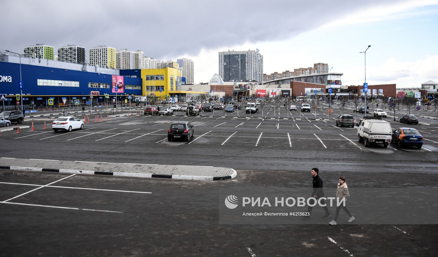 Опустевшие парковки у торговых центров