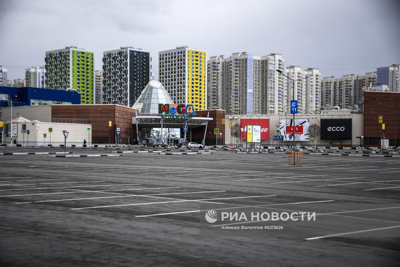 Опустевшие парковки у торговых центров 