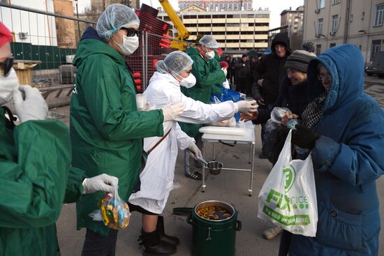 Волонтеры фонда "Доктор Лиза" помогают бездомным во время пандемии коронавируса