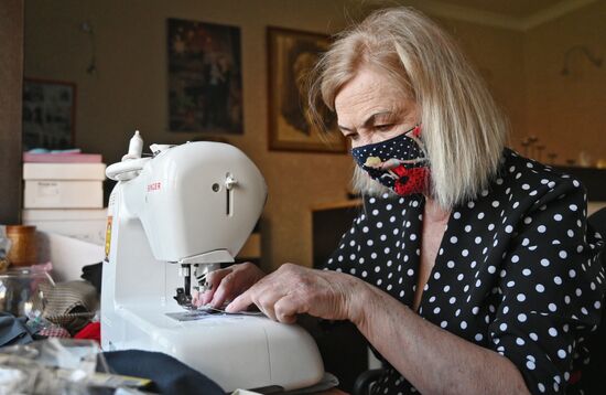 В Ростове-на-Дону шьют дизайнерские маски в народном стиле 