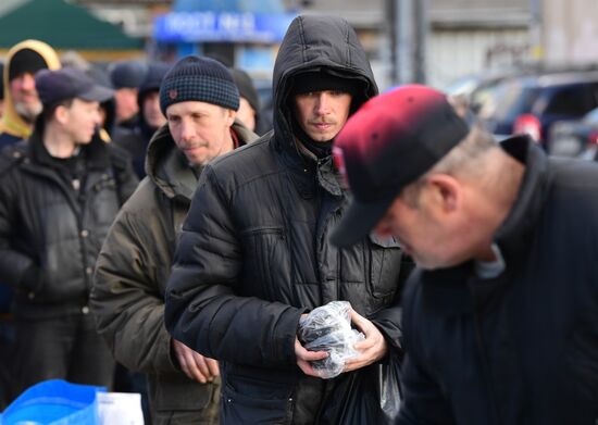 Волонтеры фонда "Доктор Лиза" помогают бездомным во время пандемии коронавируса