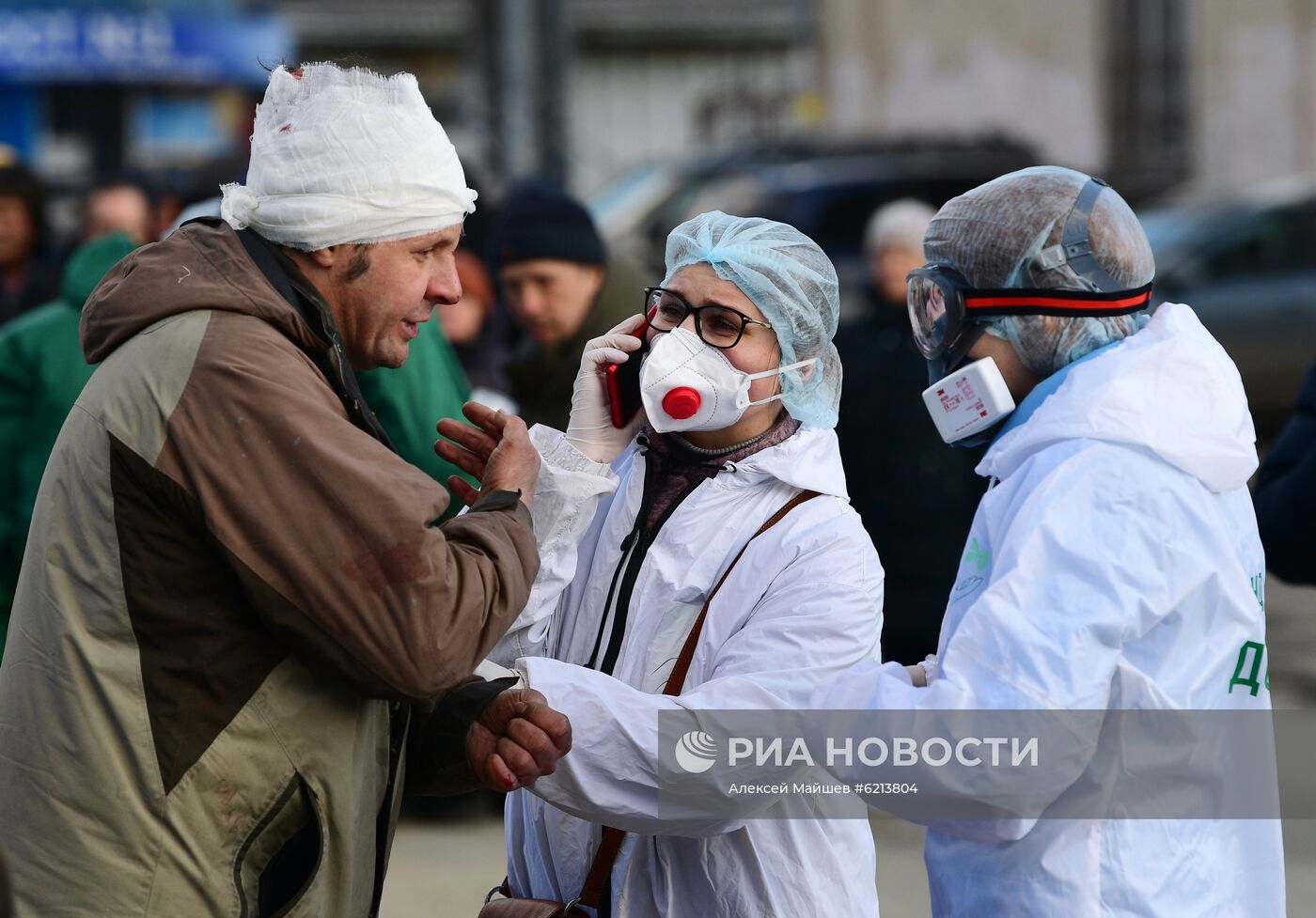 Волонтеры фонда "Доктор Лиза" помогают бездомным во время пандемии коронавируса