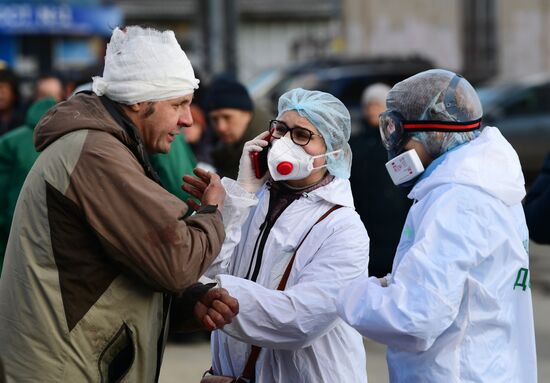 Волонтеры фонда "Доктор Лиза" помогают бездомным во время пандемии коронавируса