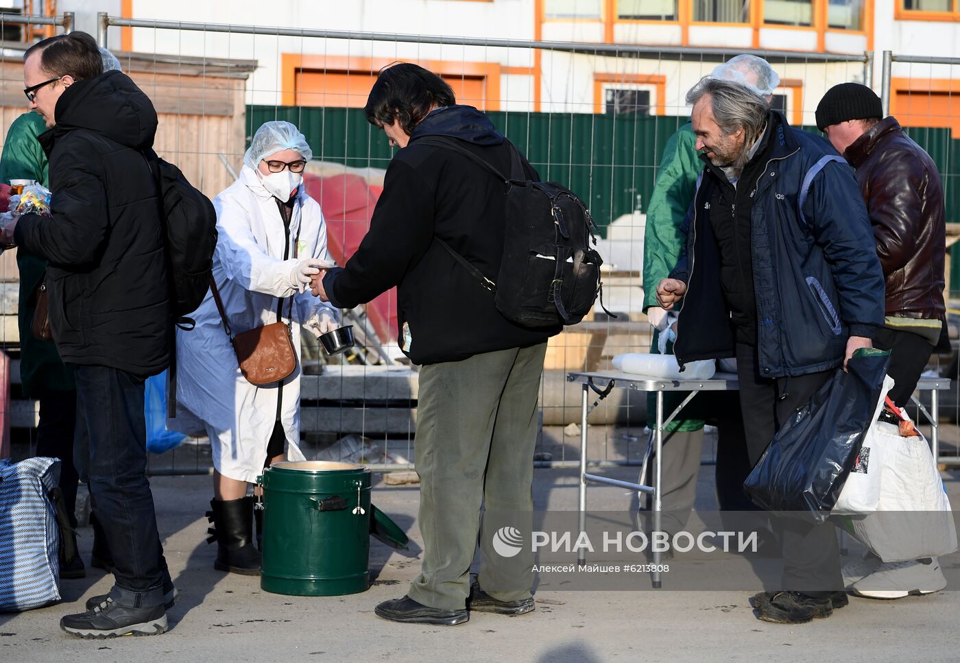 Волонтеры фонда "Доктор Лиза" помогают бездомным во время пандемии коронавируса