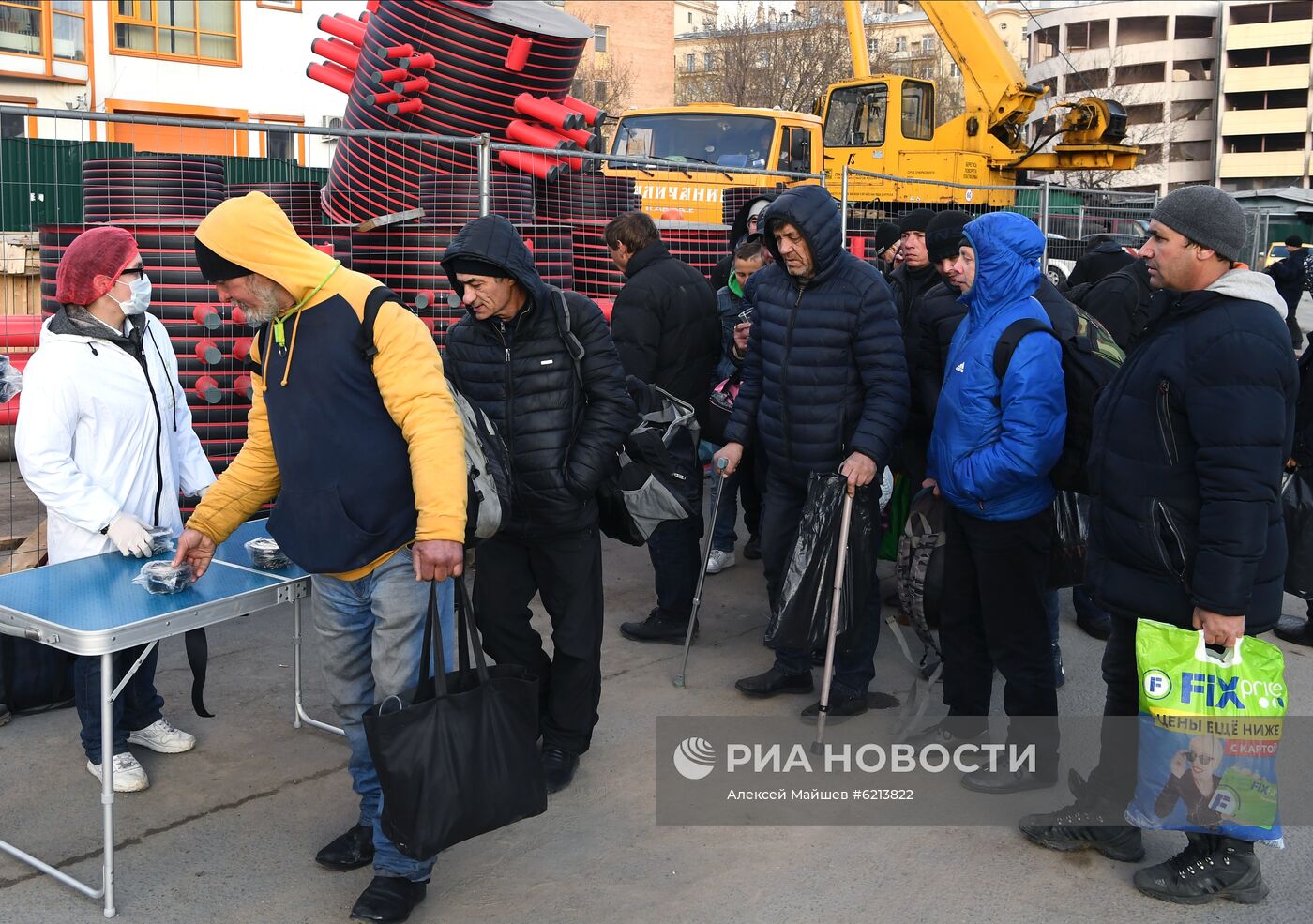 Волонтеры фонда "Доктор Лиза" помогают бездомным во время пандемии коронавируса