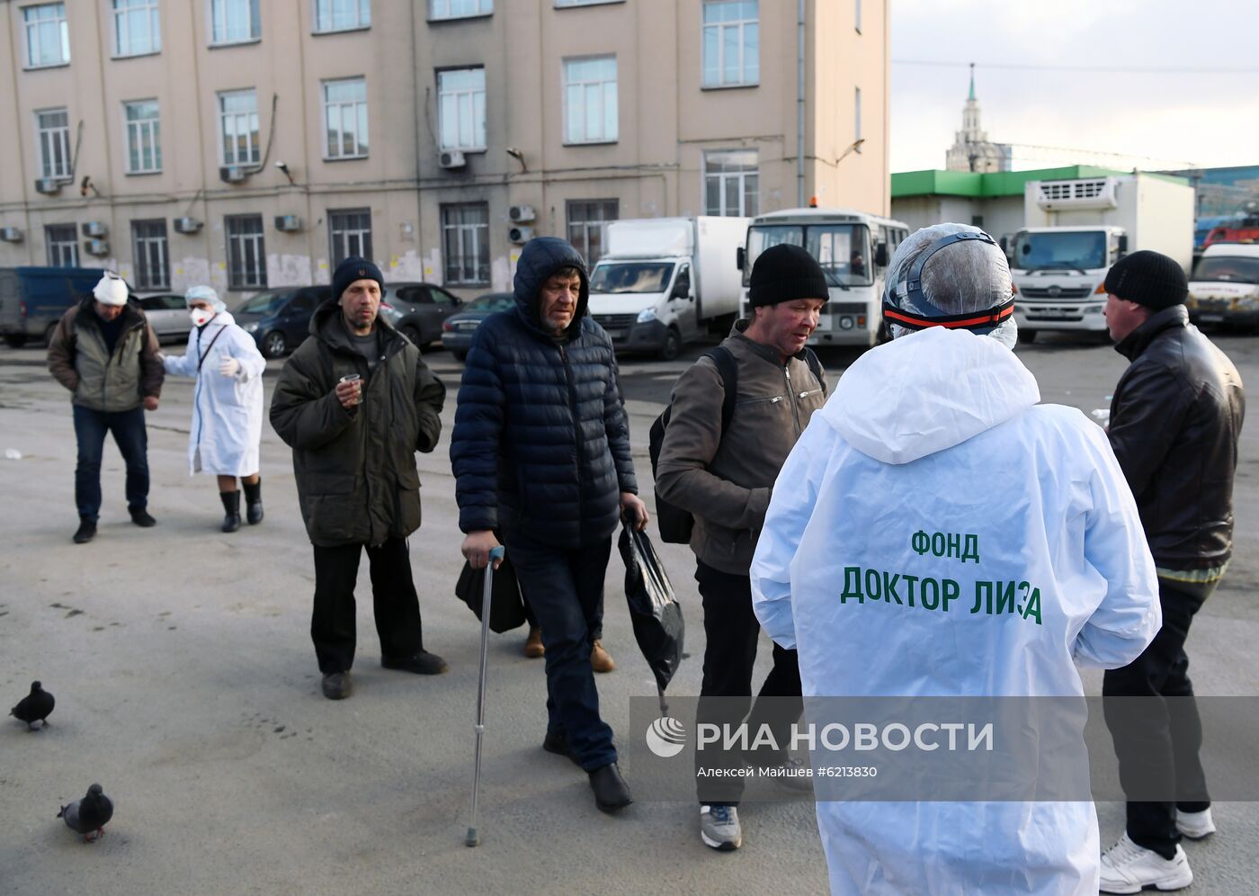 Волонтеры фонда "Доктор Лиза" помогают бездомным во время пандемии коронавируса