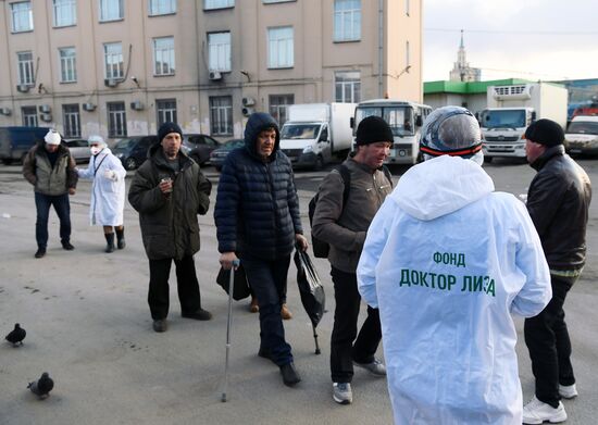 Волонтеры фонда "Доктор Лиза" помогают бездомным во время пандемии коронавируса