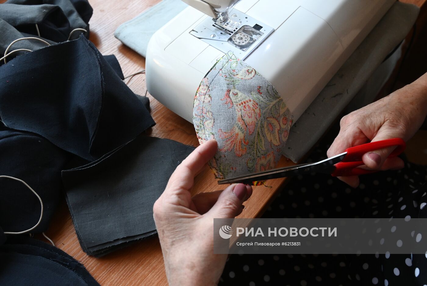 В Ростове-на-Дону шьют дизайнерские маски в народном стиле 